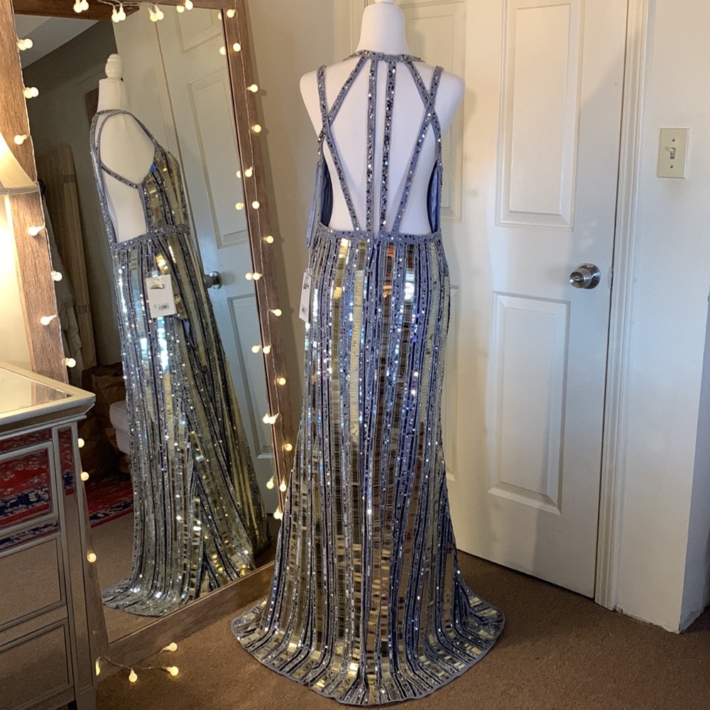 MAC DUGGAL
Halter Neck Embellished Detailed Back Gown - Picture 13 of 17